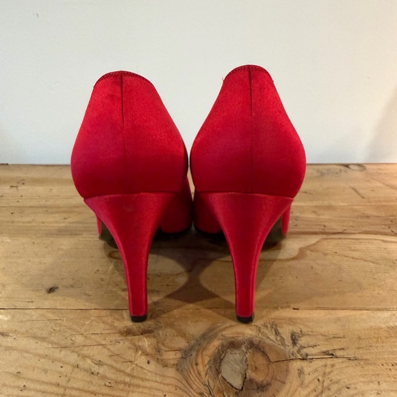 St John Red Satin Embellished Heels Made in Italy Size 7B Elevated Bollywood - Picture 5 of 8